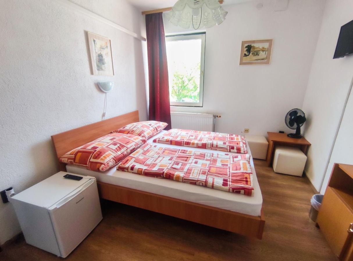 Viktoria Panzio Zamardi Hotel Buitenkant foto