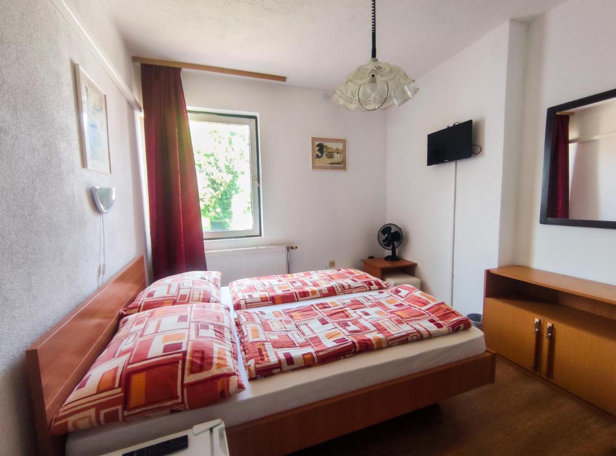 Viktoria Panzio Zamardi Hotel Buitenkant foto