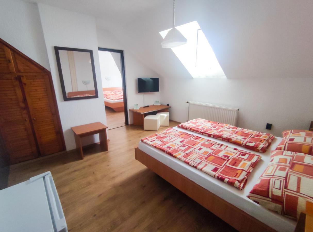 Viktoria Panzio Zamardi Hotel Buitenkant foto