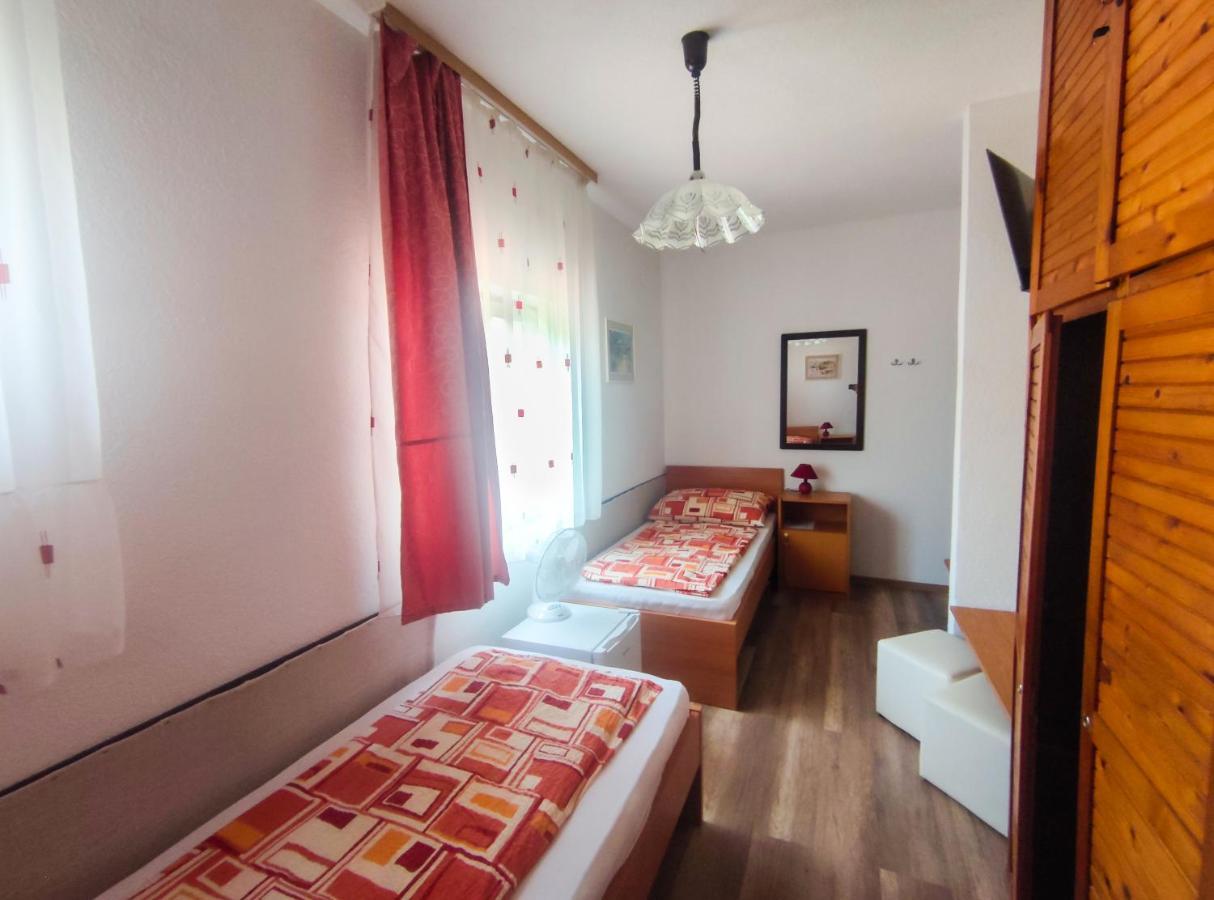 Viktoria Panzio Zamardi Hotel Buitenkant foto