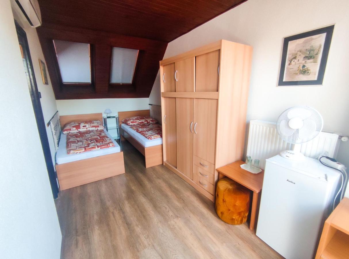 Viktoria Panzio Zamardi Hotel Buitenkant foto