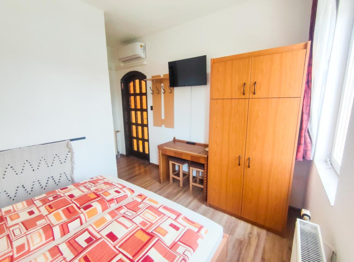 Viktoria Panzio Zamardi Hotel Buitenkant foto