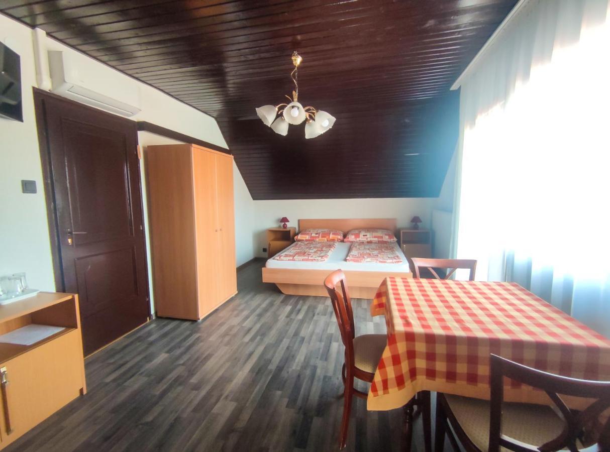 Viktoria Panzio Zamardi Hotel Buitenkant foto